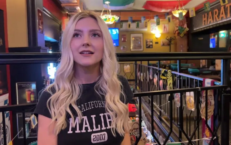 Eva elfie gạ một chàng trai số hưởng ở quán bar vào toilet