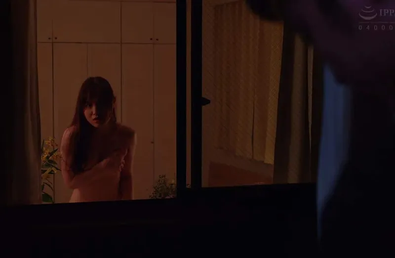 Em gái hàng xóm người chồng chồng yêu nhà bên thường xuyên thay đồ ở ngay cửa sổ